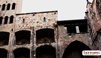 Fachadas edificios gótico-renacentistas situados en la Plaça del Rei, Barcelona 
