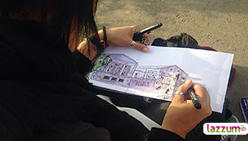 Participante del taller de sketching dibujando la fachada de un edificio histórico de Barcelona
