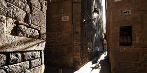 Calle del barrio Gòtic de Barcelona, paredes de piedra con algunos escritos en hebreo