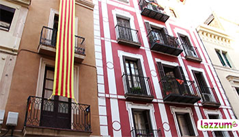 Exterior, fachada edificios de la calle Mayor del barrio de Sarrià, Barcelona.