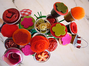 Rosas ecológicas hechas a partir de materiales para reciclar: hueveras, cápsulas de café...